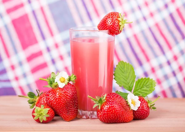 Succo di fragola in vetro — Foto Stock