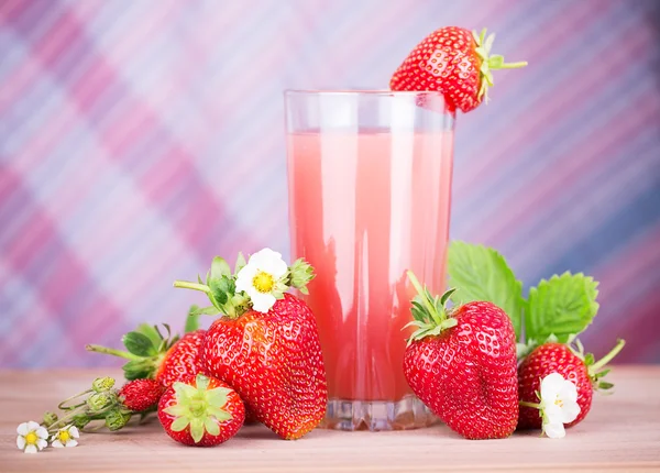 Succo di fragola in vetro — Foto Stock