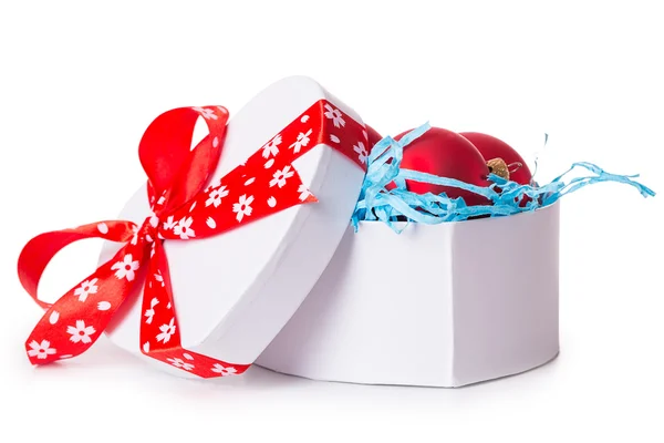 Caixa de presente com bolas de Natal — Fotografia de Stock