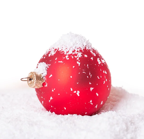 Bola de Natal na neve — Fotografia de Stock