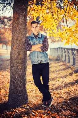 adam bir parkta duruyor