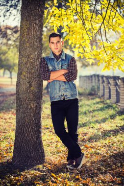 adam bir parkta duruyor