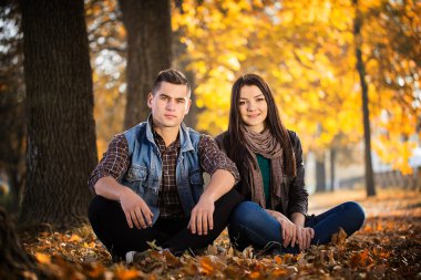 Çift erkek ve kadın parkta oturan