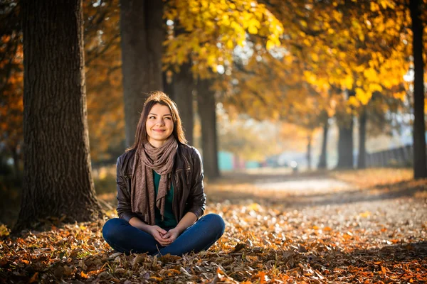 Niña sentado parque otoño —  Fotos de Stock