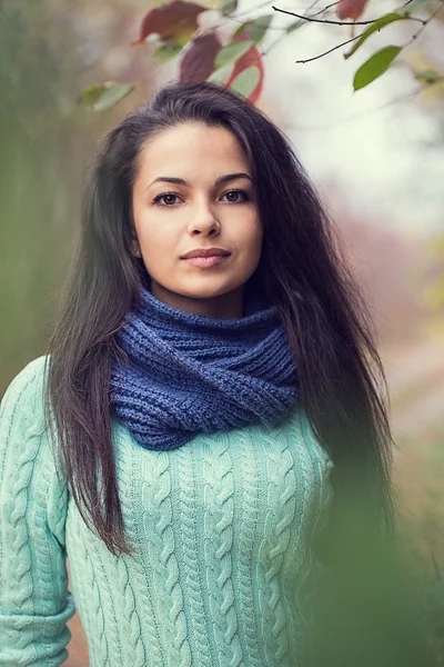 Vacker brunett kvinna porträtt — Stockfoto