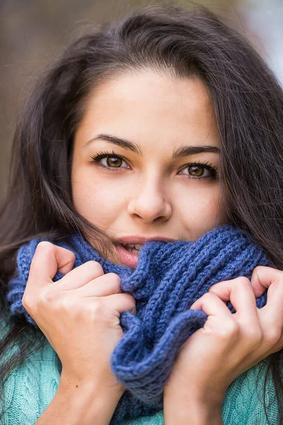 Žena portrét šátek studené — Stock fotografie