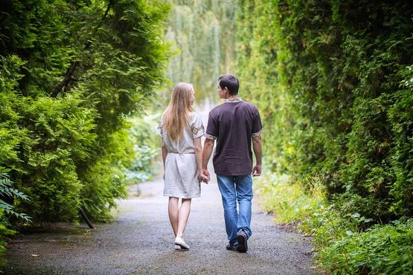 Paar geht Hand in Hand Park — Stockfoto