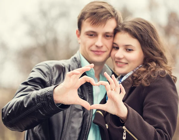 Pareja cogida de la mano corazón — Foto de Stock