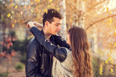 adam kadın çift portre güneşli öpüşme