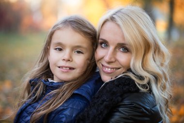 Anne kızı sonbahar yürüyüş