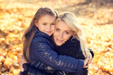 Onun annesi park sarılma kızı