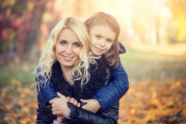 Onun annesi park sarılma kızı