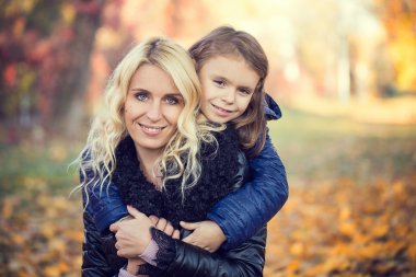 Onun annesi park sarılma kızı