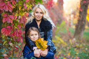 Anne kızı sonbahar yürüyüş