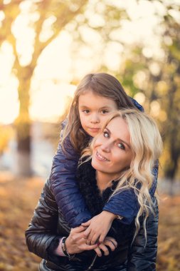 Anne kızı sonbahar yürüyüş