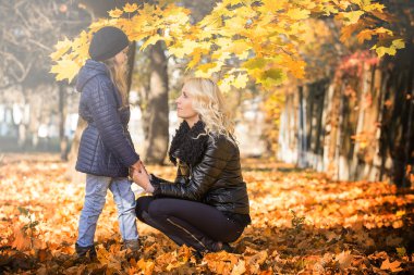 Anne ve kızı parkta.