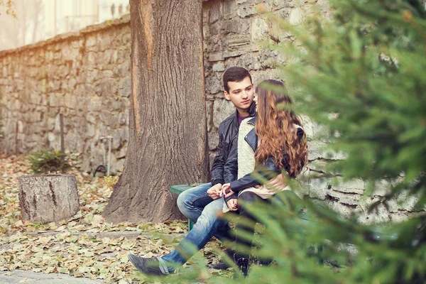 Chica hombre pareja sentado otoño parque — Foto de Stock