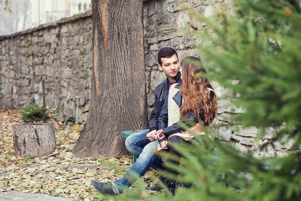 Fille homme couple assis automne parc — Photo