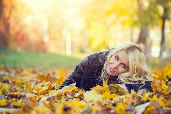 Donna sdraiata nel parco autunnale — Foto Stock