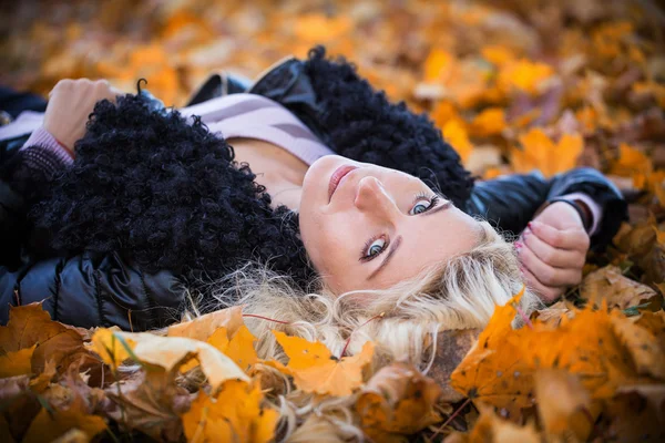 Femme couchée dans le parc d'automne — Photo