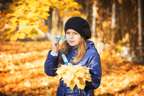 Ragazza nel parco autunnale — Foto Stock