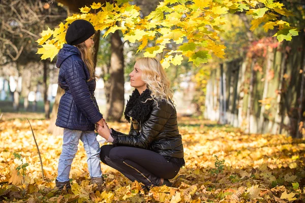 Maman et fille dans le parc — Photo