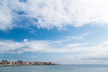 Mavi gökyüzü, deniz ve şehir