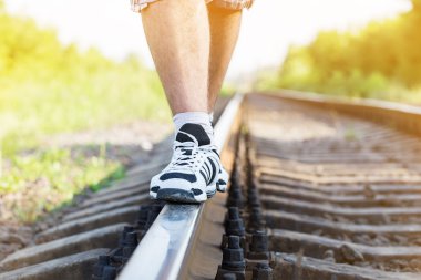 Demiryolu ve adam bacaklar