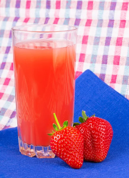 Jordgubbsjuice på rutig servett bakgrund — Stockfoto