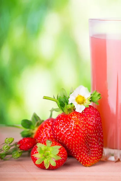 Fragole e bicchiere di succo — Foto Stock