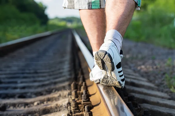 Demiryolu ve adam bacaklar — Stok fotoğraf