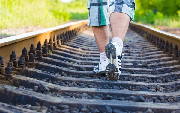 Ferrocarril y piernas de hombre —  Fotos de Stock