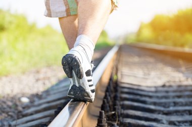 Demiryolu ve adam bacaklar