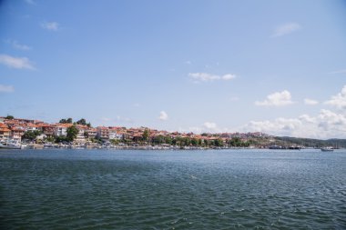 Arka plan için şehir ile deniz