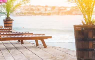 Mavi deniz ve şezlong