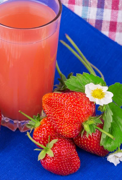 Fresas con servilleta sobre fondo —  Fotos de Stock