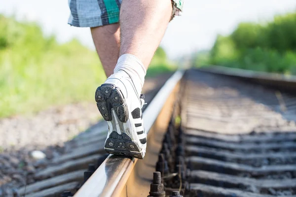 Ferrocarril y piernas de hombre —  Fotos de Stock