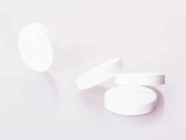 Pillen op witte achtergrond — Stockfoto