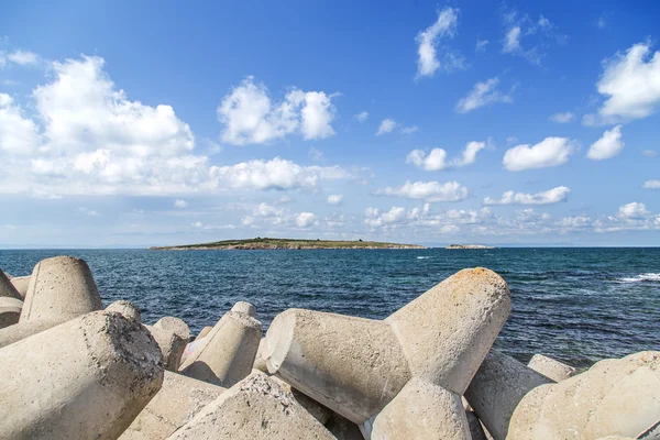 Betonowe falochrony na brzegu — Zdjęcie stockowe