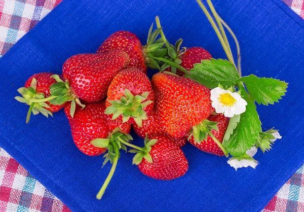 Aardbeien op een servet in close-up — Stockfoto