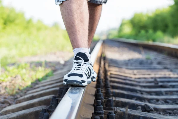 Demiryolu ve adam bacaklar — Stok fotoğraf