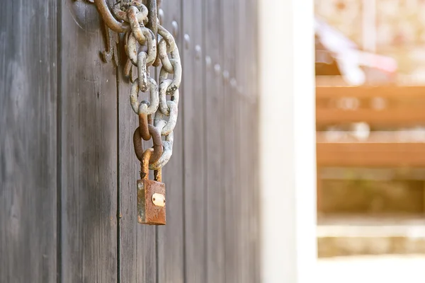 Porta e lucchetto in legno — Foto Stock