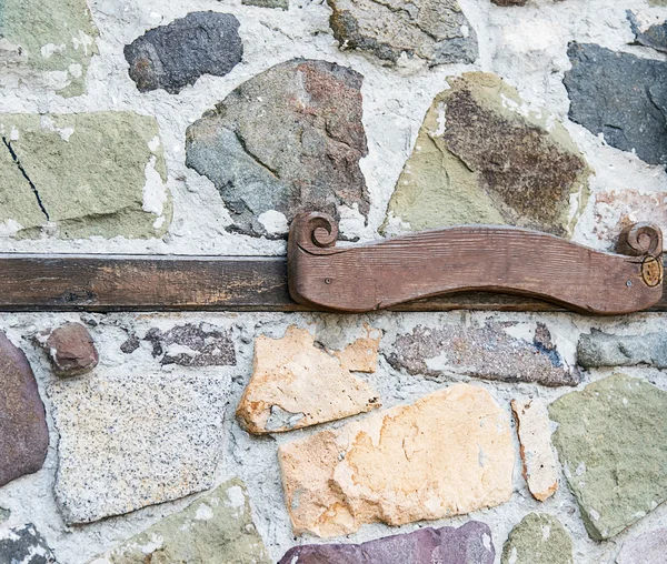 Placa de madeira na parede de pedra — Fotografia de Stock