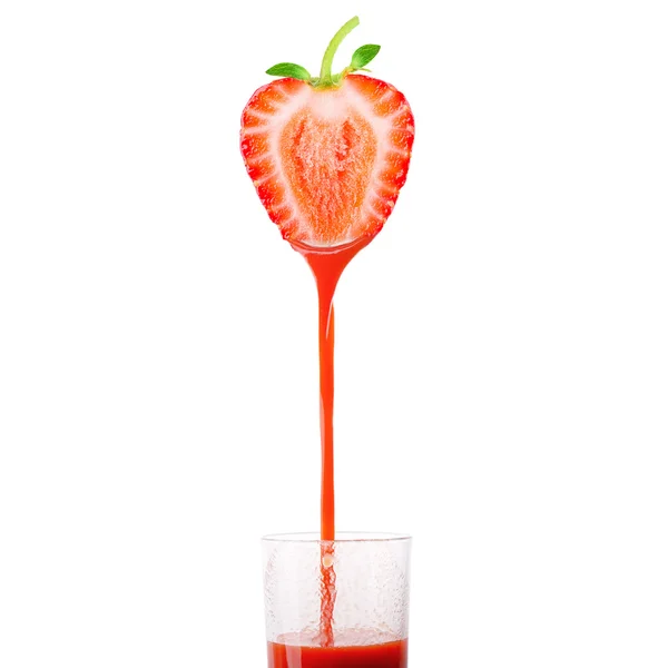 Suco de morango derramando — Fotografia de Stock