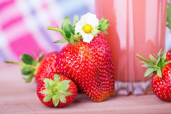 Strawberries napkin — Stock Photo, Image