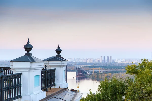 Kyjev St. Andrew's Church view město Most — Stock fotografie