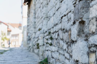 taş duvarın dışında sokak