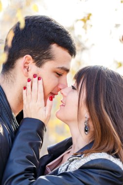 Çift kucaklaşması.