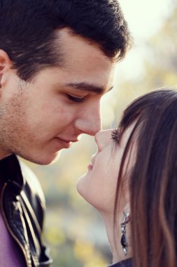 Çift kucaklaşması.