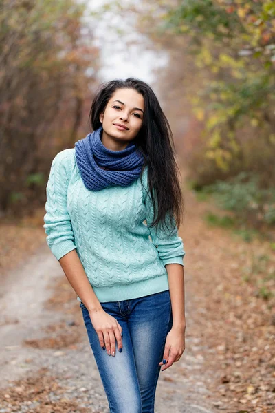 Vrouw staand blauwe sjaal — Stockfoto